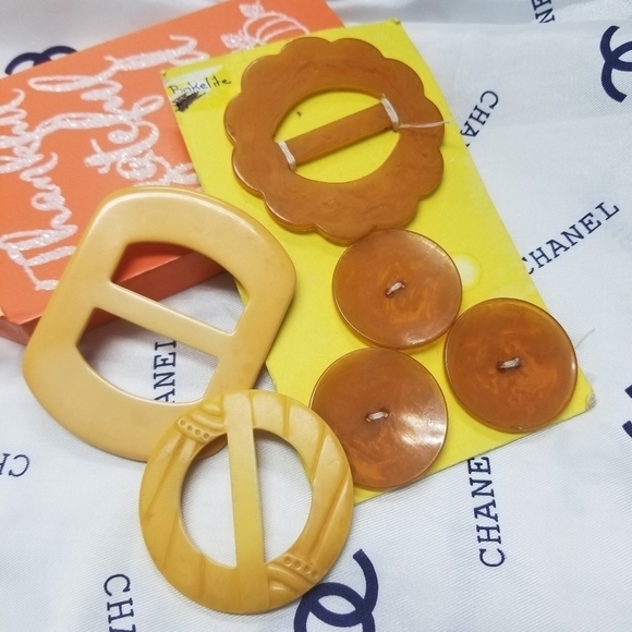 Host PICK! Rare Vintage Bakelite Buckles & Buttons - Picture 3 of 4